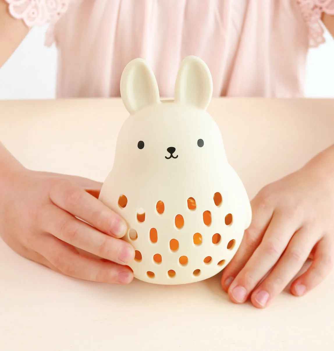 A Little Lovely Company Konijn siliconen rammelaar creme