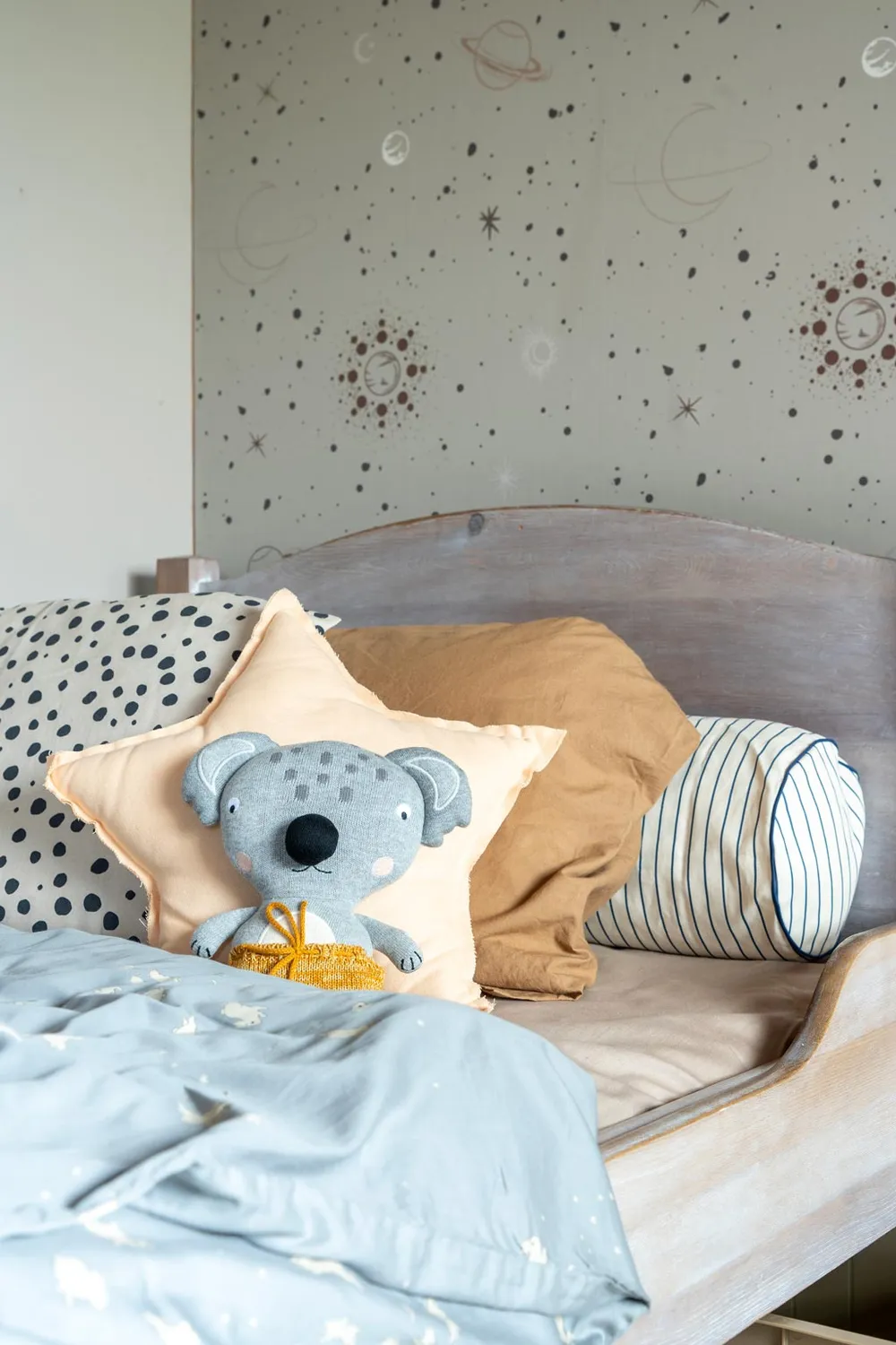 Little Amour Space Stars behang 1 rol zacht groen planeten