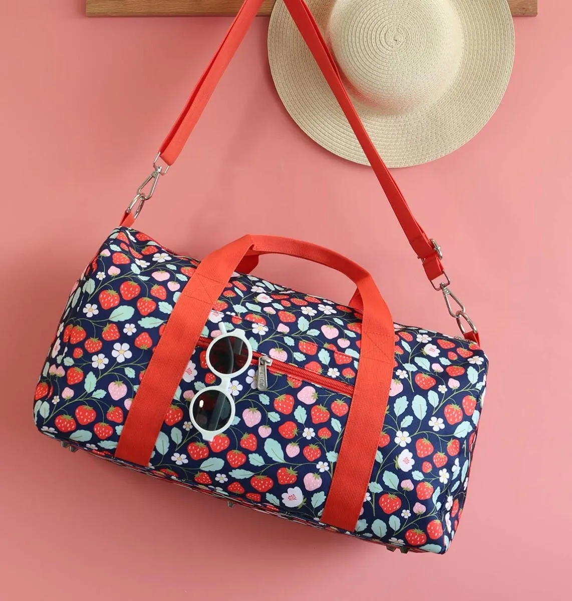 A Little Lovely Company Aardbeien weekendtas blauw handbagage