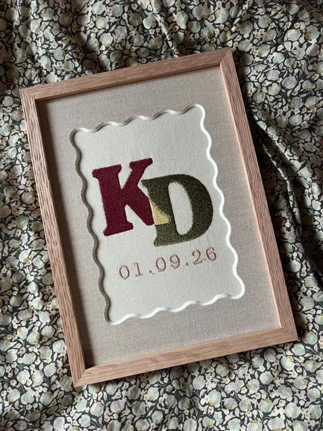 Atelier Musje Initialenlijstje geborduurd eikenhout personaliseerbaar