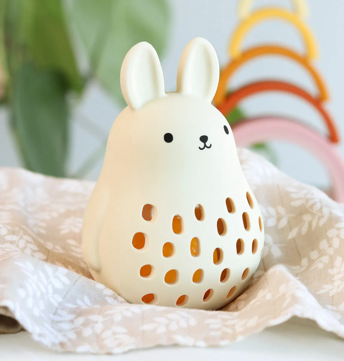 A Little Lovely Company Konijn siliconen rammelaar creme