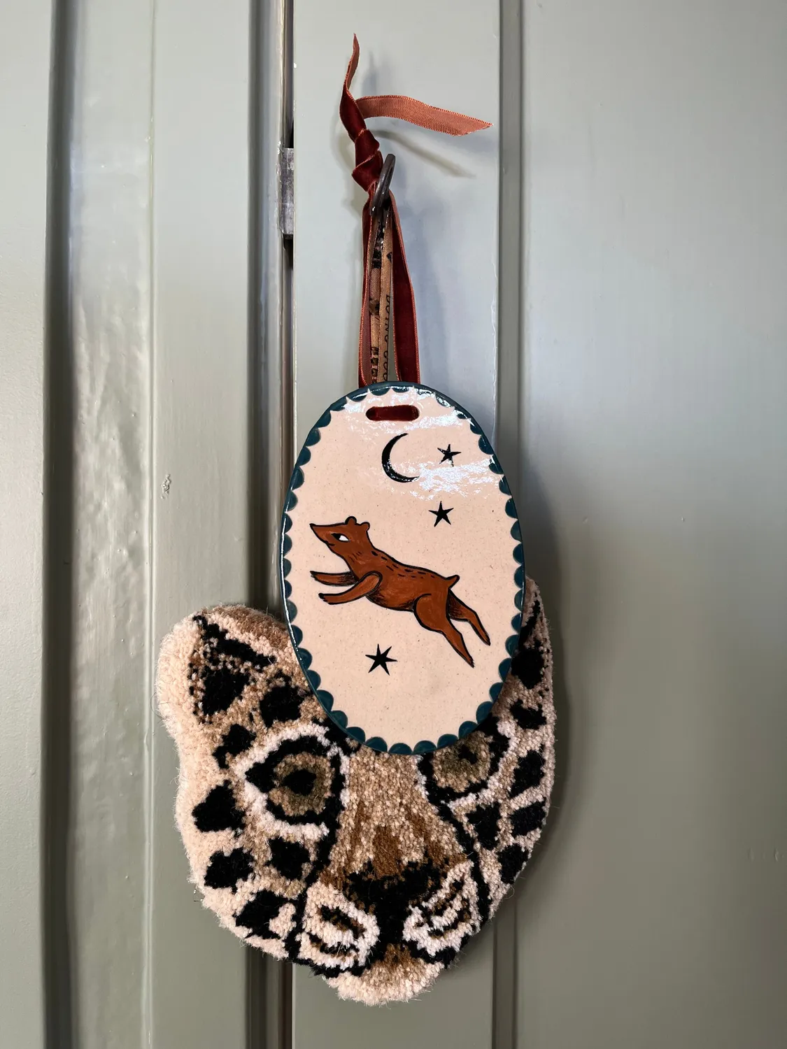 Atelier Fabel Beer Medaillon wandhanger keramiek 10x15 cm