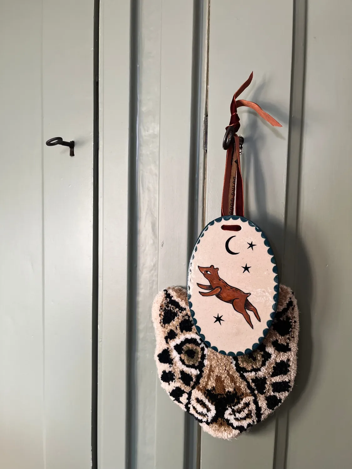 Atelier Fabel Beer Medaillon wandhanger keramiek 10x15 cm
